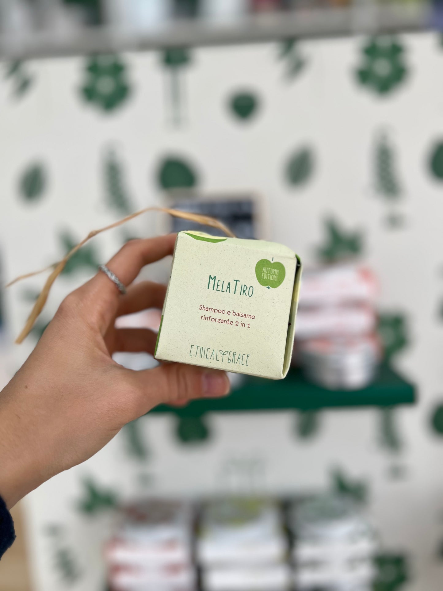 MelaTiro - shampoo solido rinforzante alla mela 2 in 1, edizione autunnale di Ethical Grace (50 gr)