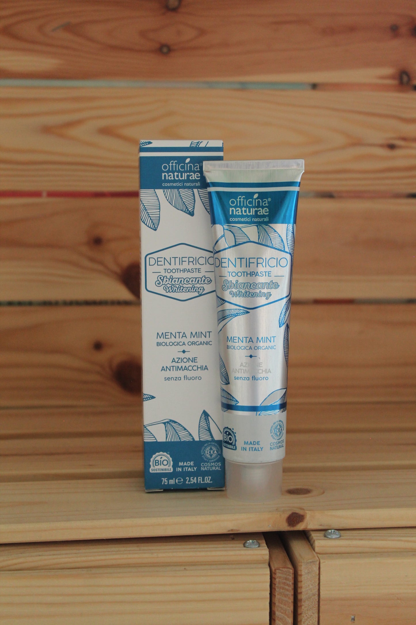 Dentifricio sbiancante alla menta di Officina Naturae (75 ml)