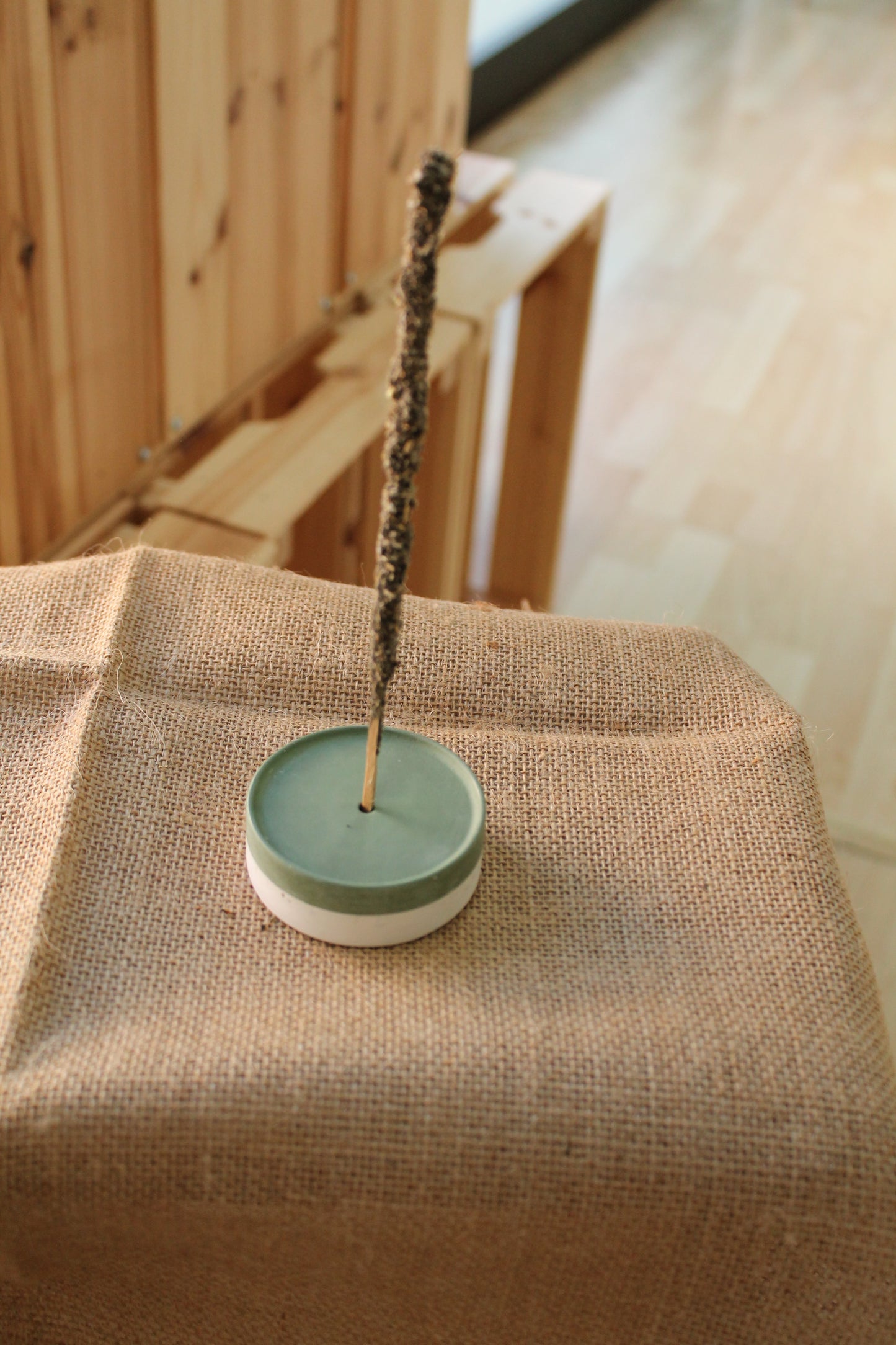 Porta incensi Boho di Amami Verde oliva e bianco